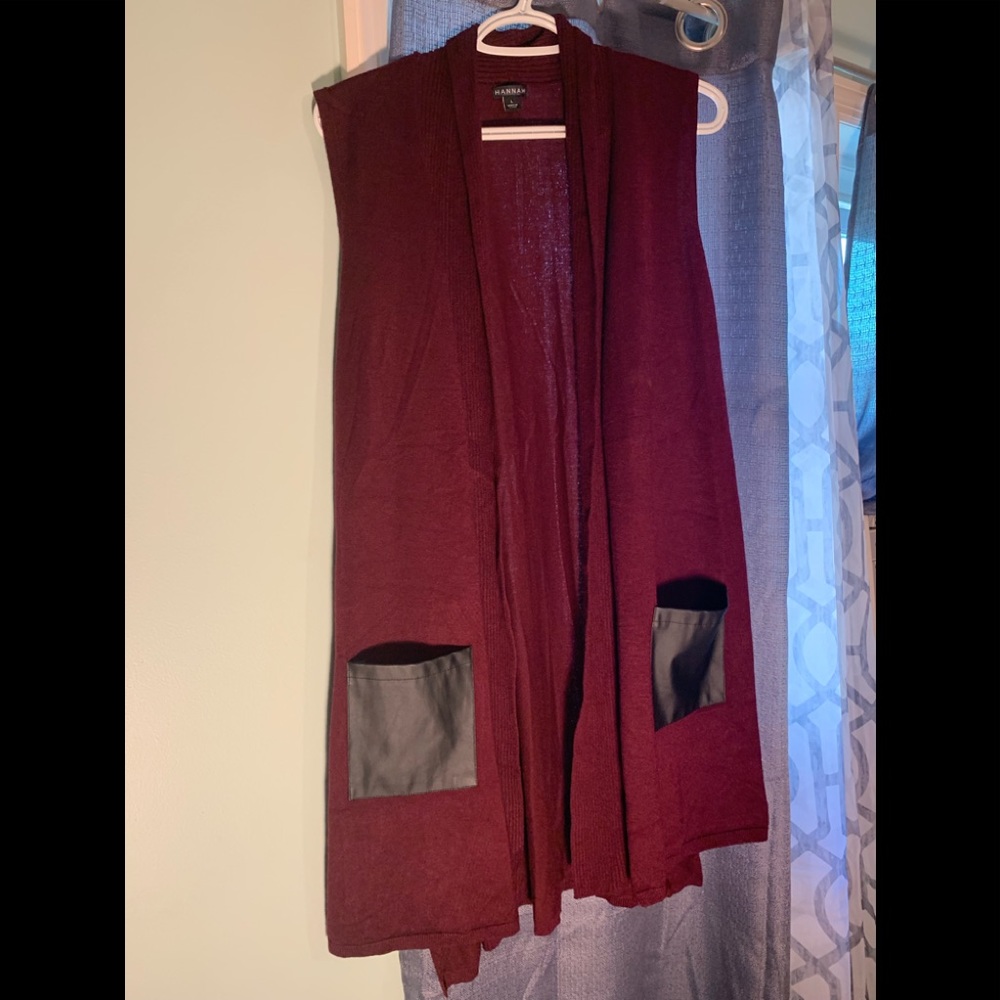 Open front sleeveless cardigan with black pockets